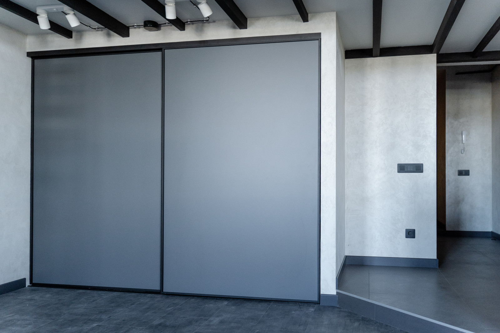 Встроенный шкаф под вторым ярусом