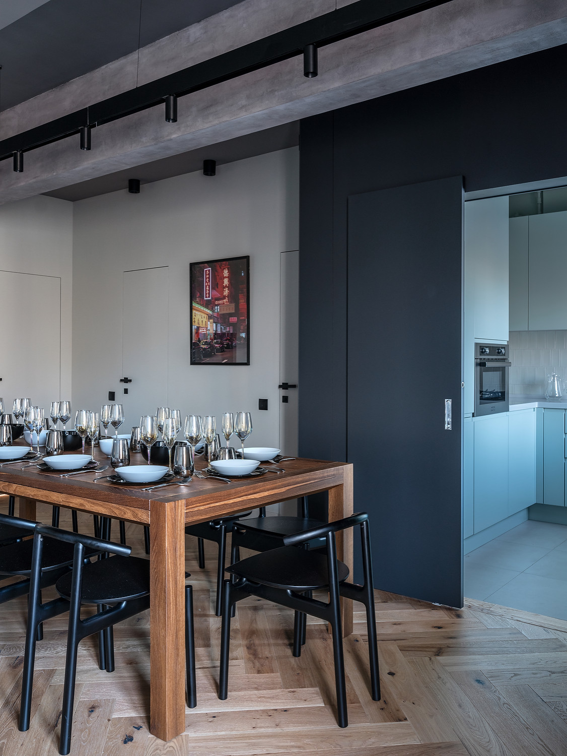 Встроенная вытяжка Konigin Flatbox Black 60 в ТВ проекте.