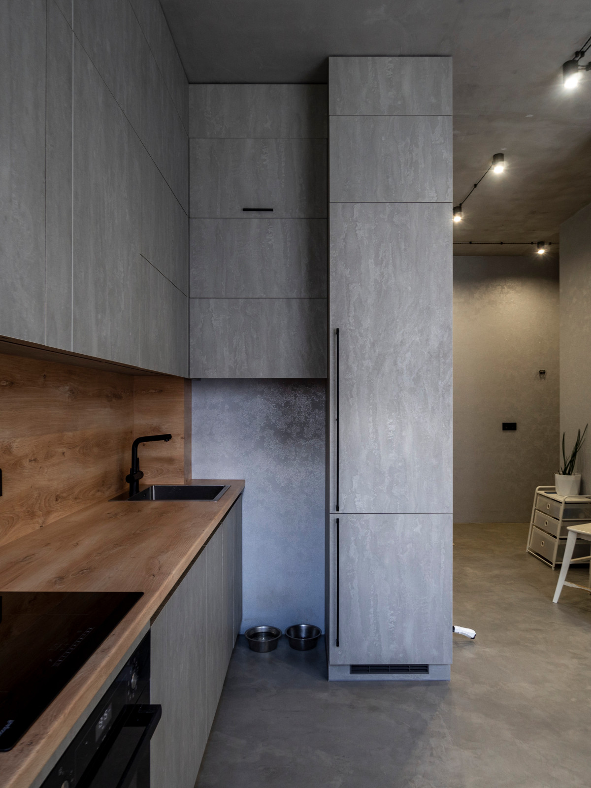 Элегантная минималистичная кухня в сером цвете