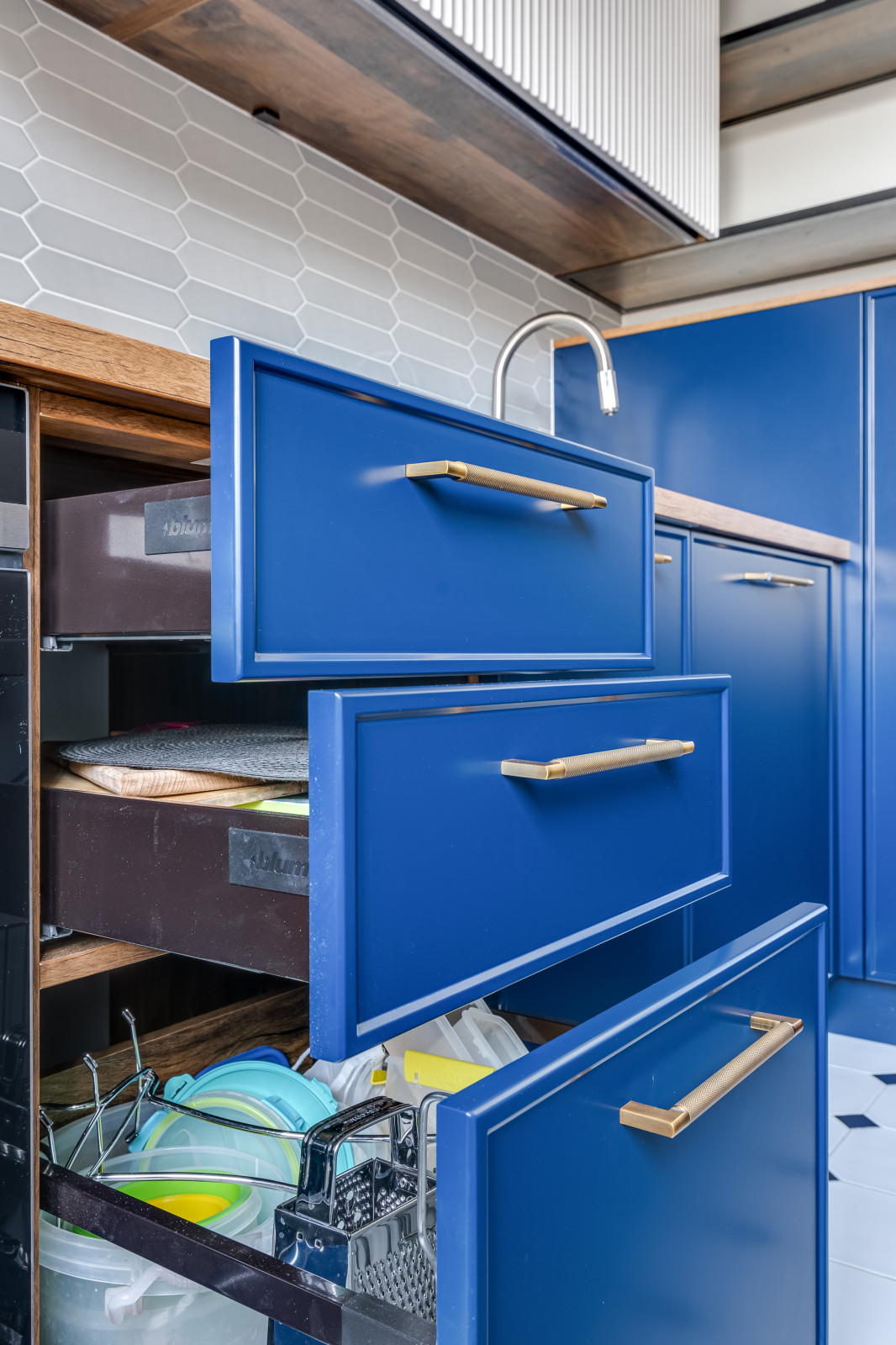 Современная синяя кухня