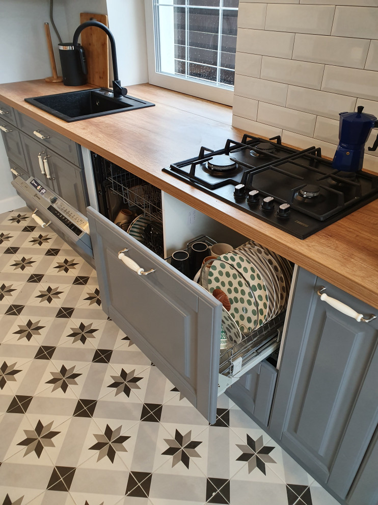 Кухня в неоклассическом стиле с полуостровом