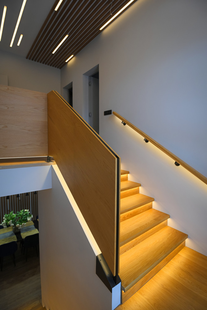 Коттедж в Чукреевке с природными фресками и рейками с подсветкой