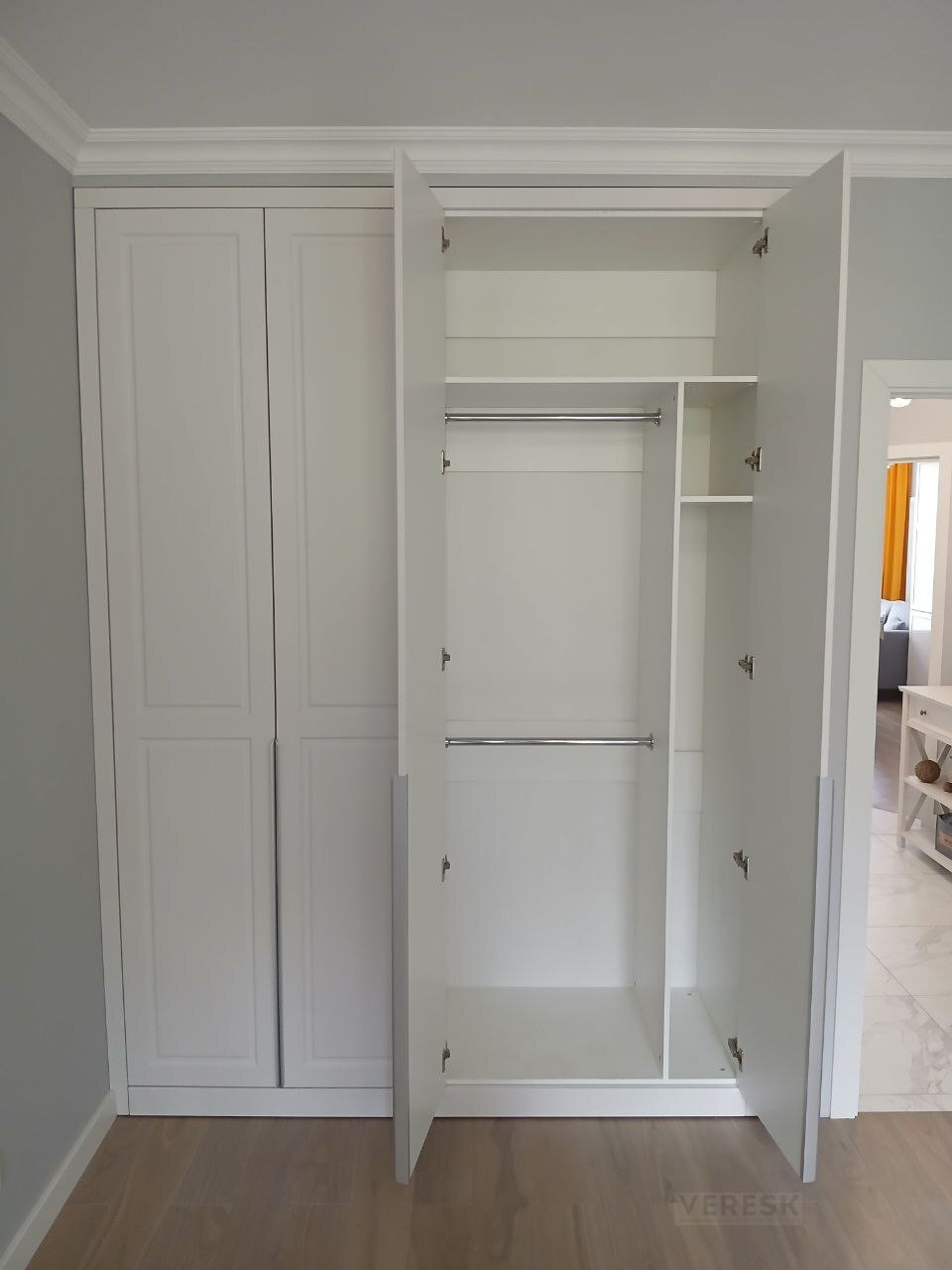 Распашные шкафы