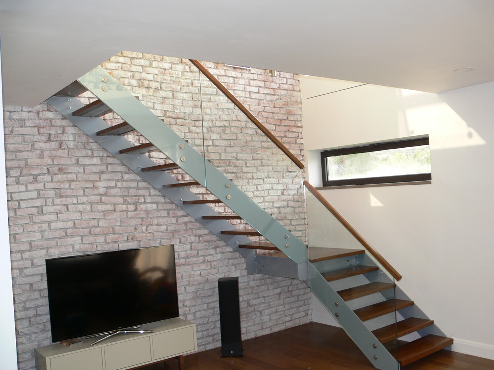 Лестница на тетива с ограждением из стекла