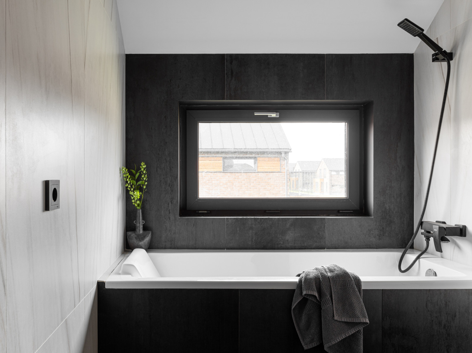 Обложка проекта: Дом в Подмосковье 137 м2: экомотивы и темные стены