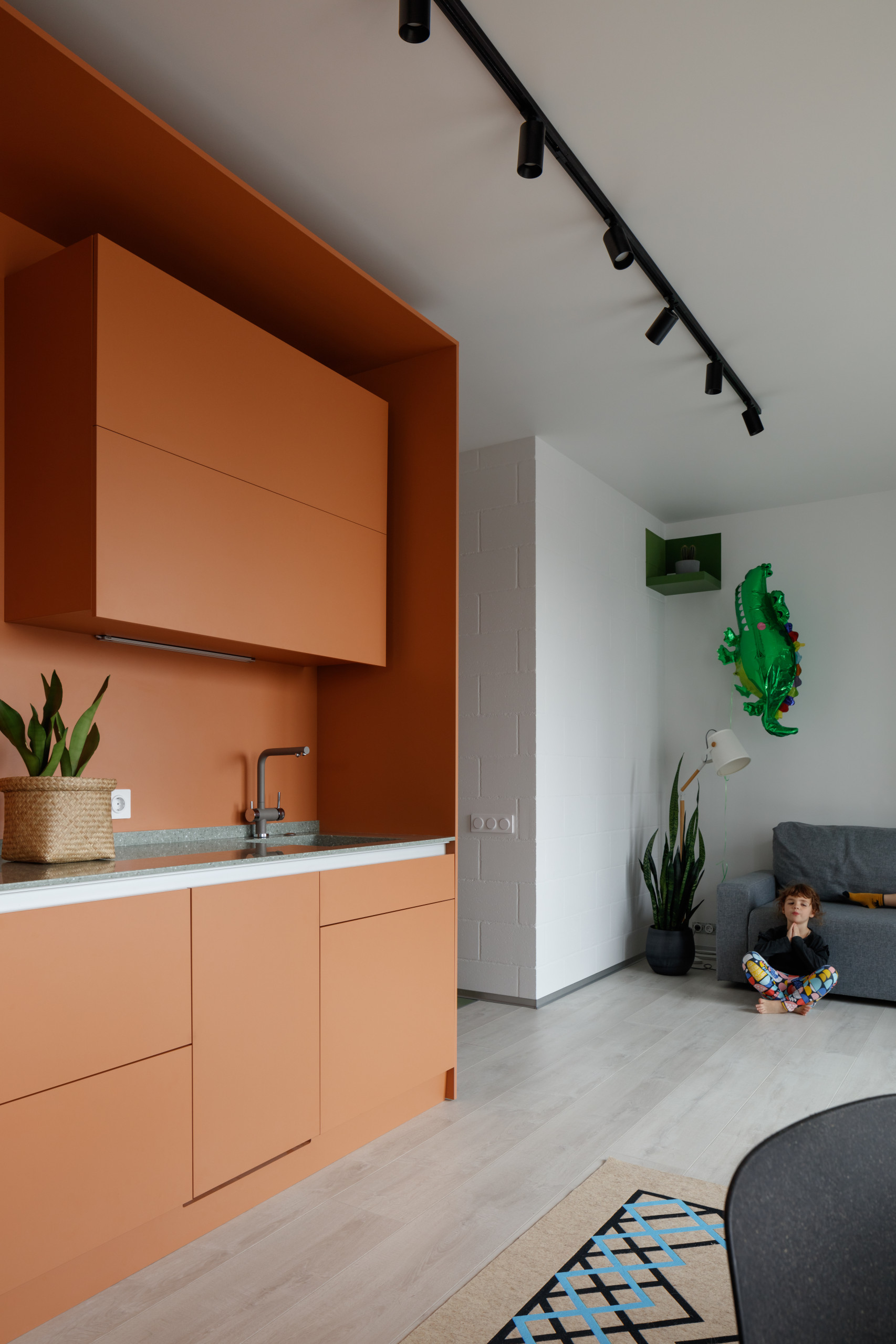 Houzz тур: Квартира с карамельным кубом и «бетонной» панелью ПО-2