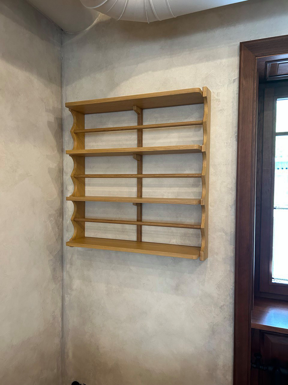 Обложка проекта: Полки для посуды в бистро Mamie на Большой Никитской в Москве