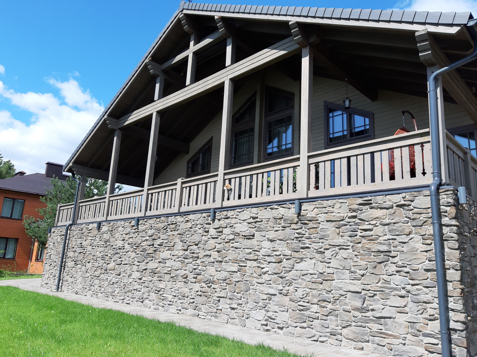 Дом из бруса в стиле шале.