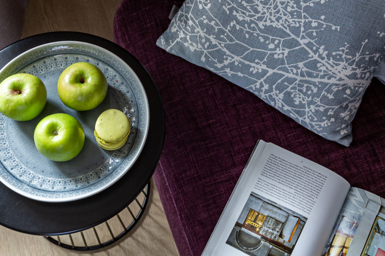 Кухня в Петергофе с высокими потолками