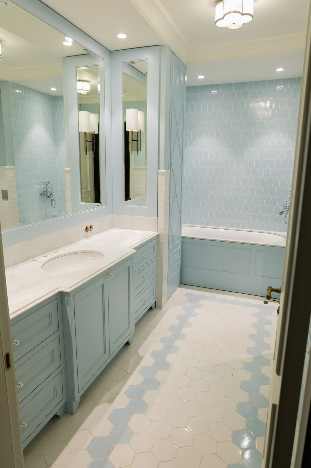 Обложка проекта: Мебель небесного цвета в ванную комнату