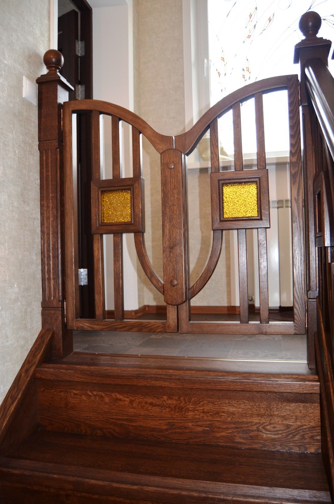 Лестница из дуба с оригинальным ограждением