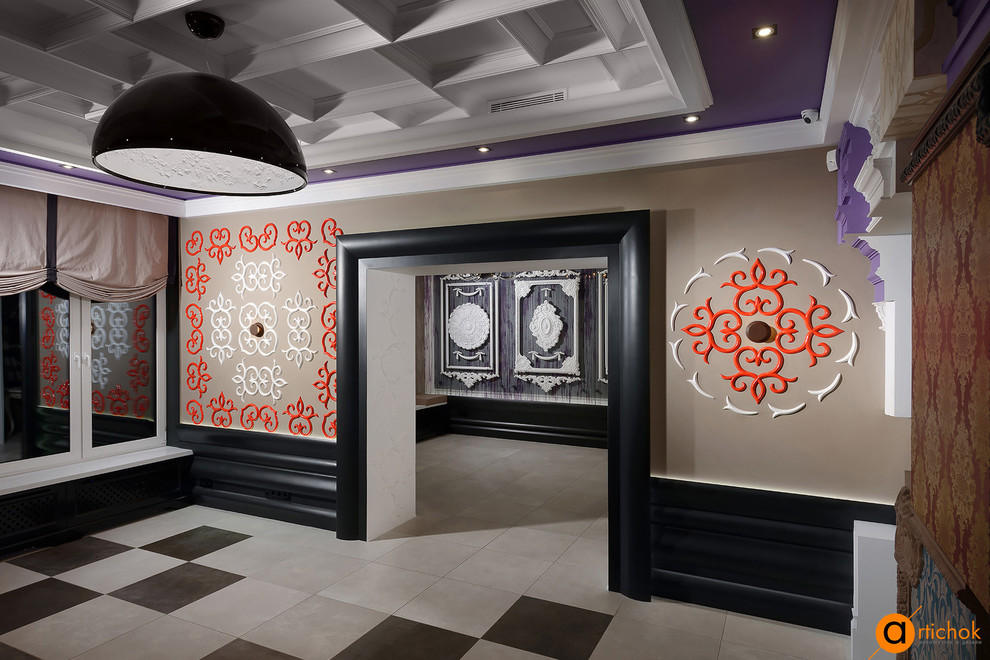 Креативный дизайн интерьера с лепниной в сиреневых тонах