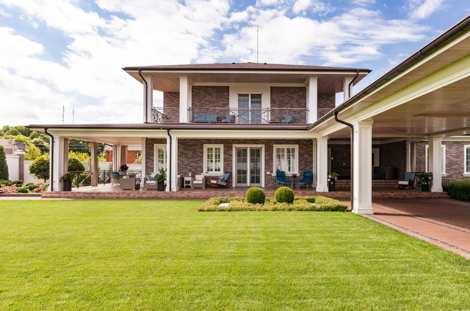 Обложка проекта: Дом с колоннадой