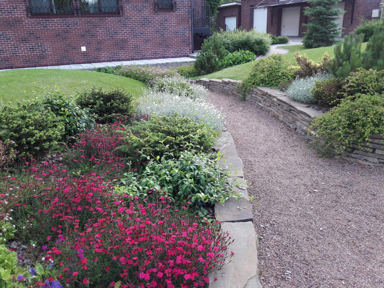 Сад  на холмах