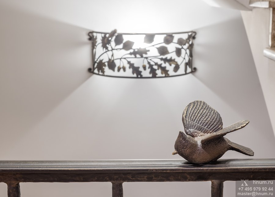 Фотосъёмка кованой лестницы и витражей в загородном доме