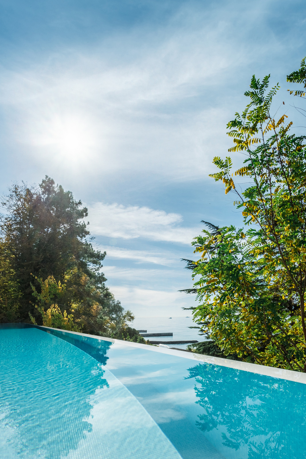 Открытый бассейн infinity в REEF RESIDENCE.