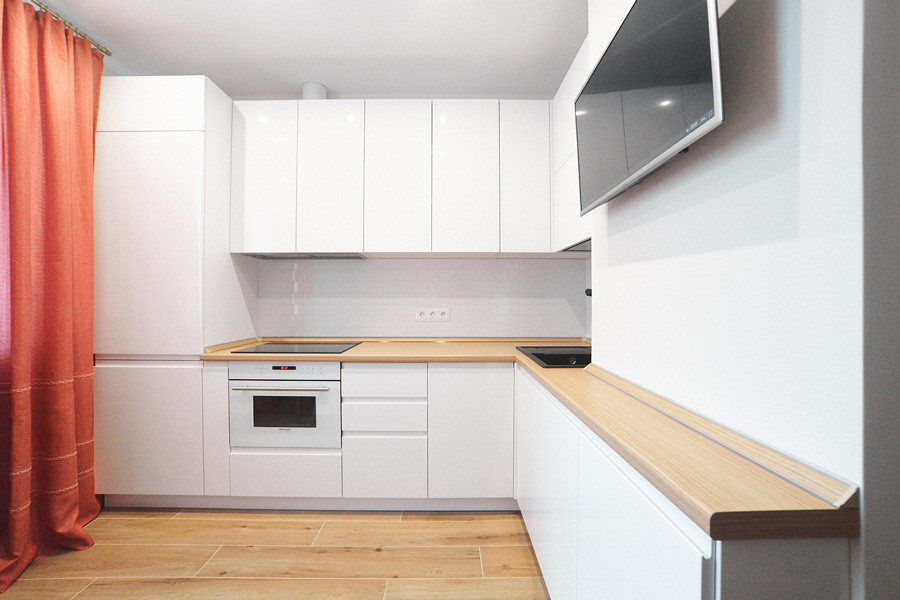 Белая глянцевая кухня с интегрированными ручками