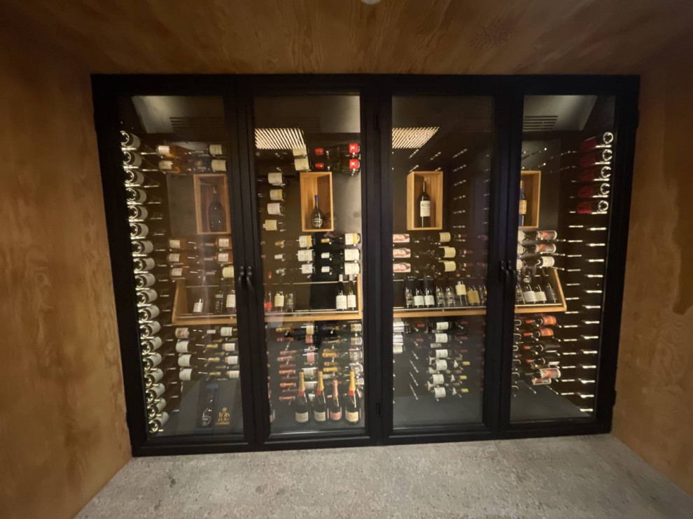 Обложка проекта: Винная витрина в ресторане
