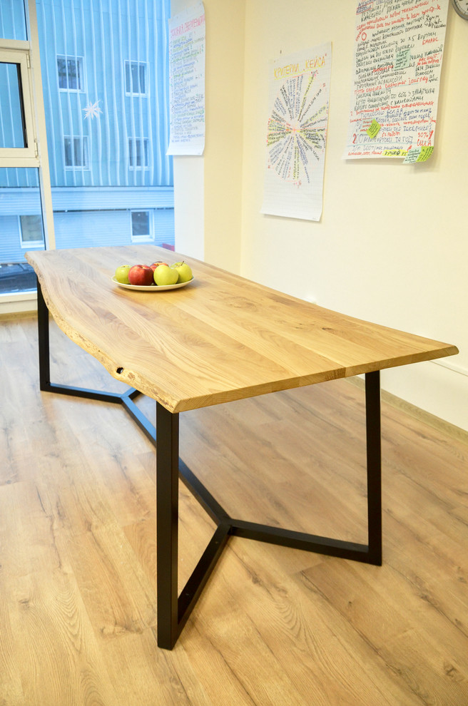 Стол в переговорку из дуба