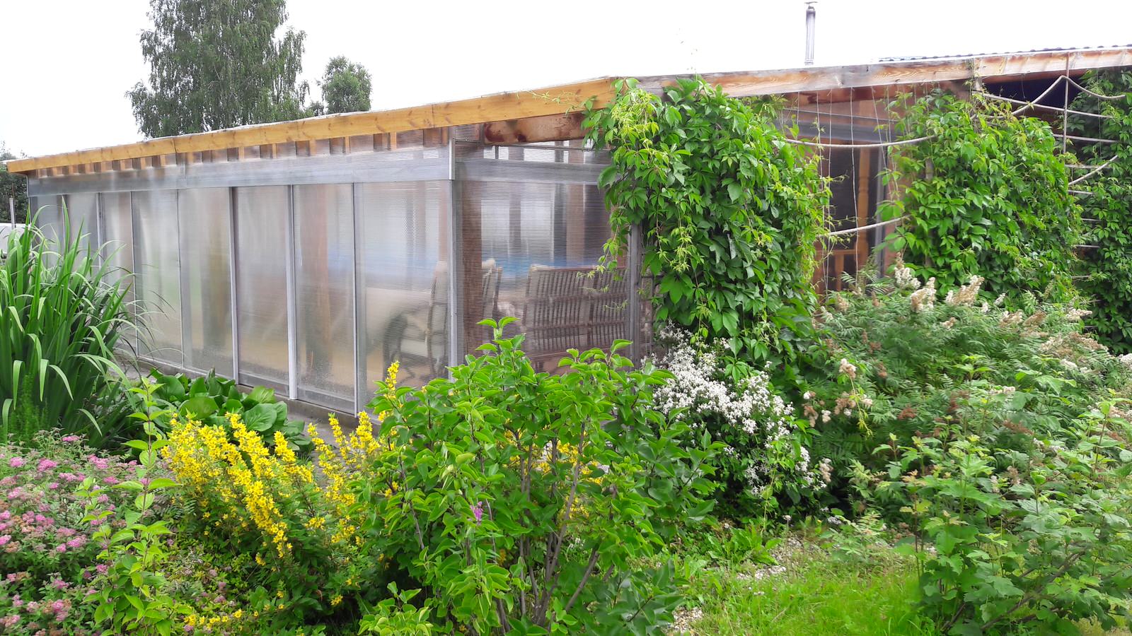 Деревянный дом с фасадом из металического сайдинга, баня с бассейном.