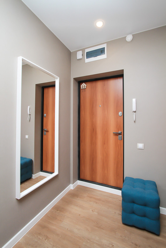 Квартира в современном стиле с яркими цветовыми акцентами.