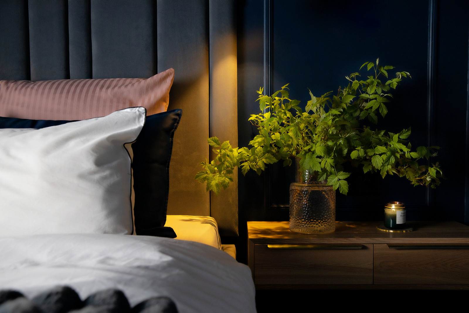 Роскошная синяя спальня на мансардном этаже