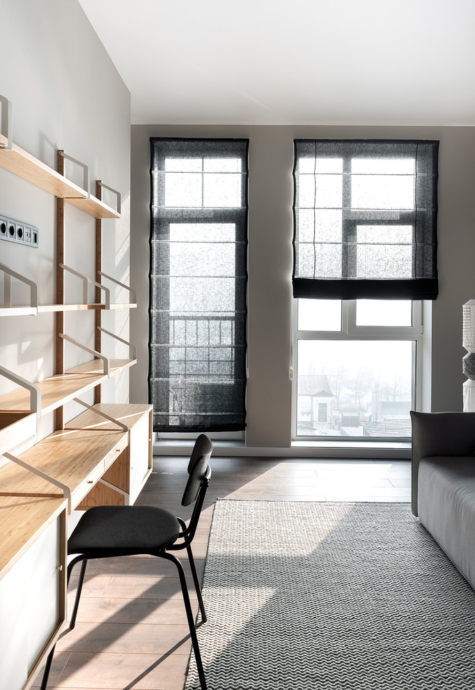 Спокойный, темный интерьер с элементами дерева