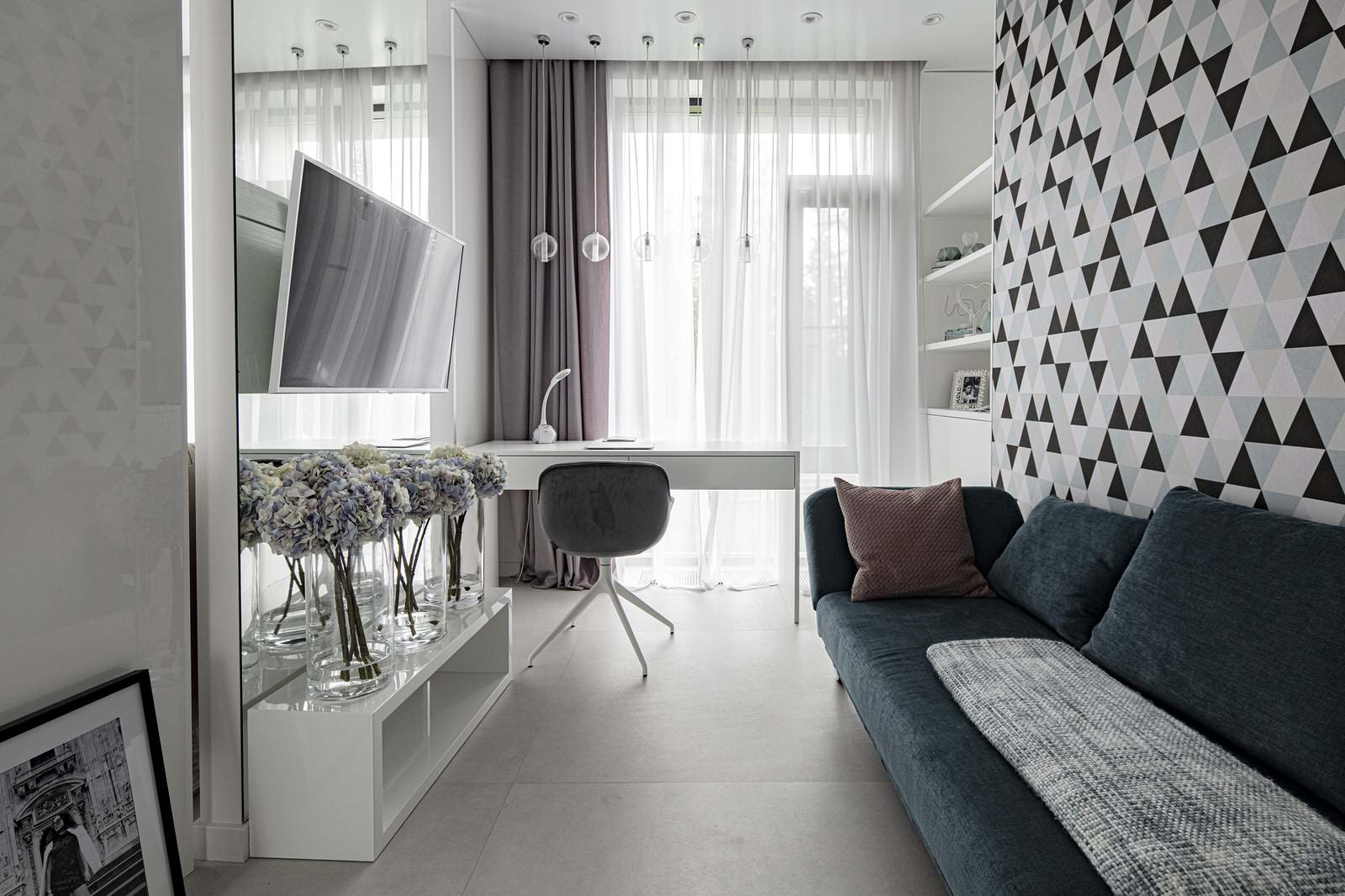 Большой красивый белый дом