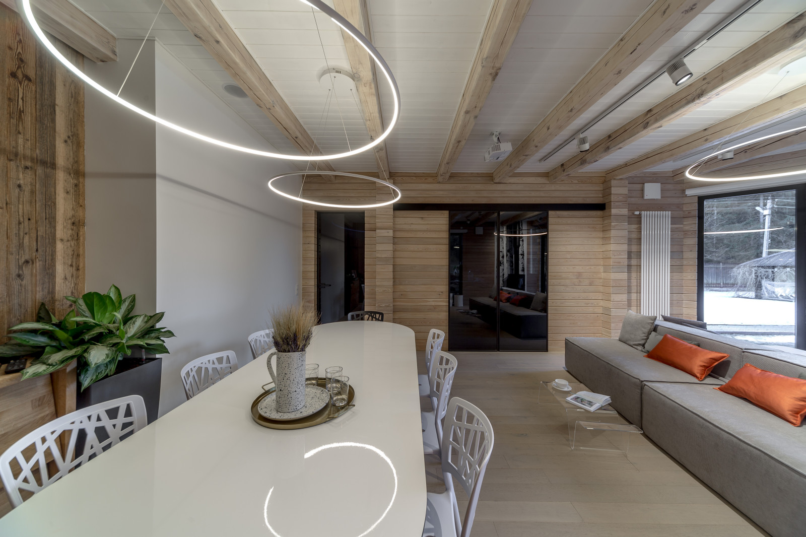 Гостиная с камином и березами