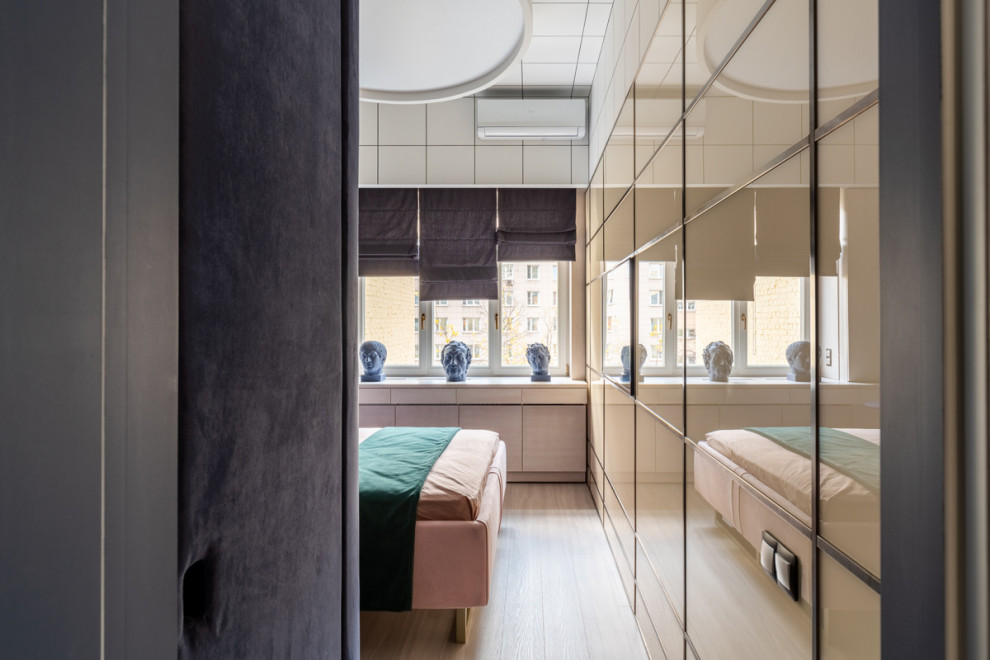 Спальня с портретом музы