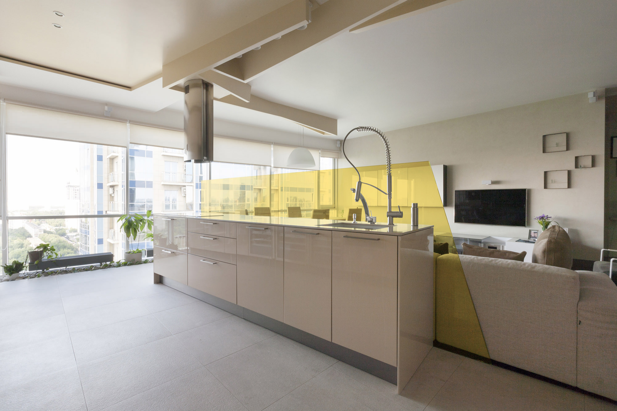 Houzz тур: Лаконичный интерьер с галькой и дизайнерской мебелью