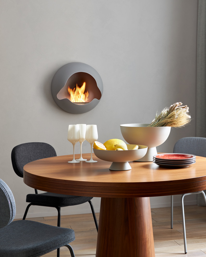 Яркая квартира с желтым диваном и голубой стеной в спальне