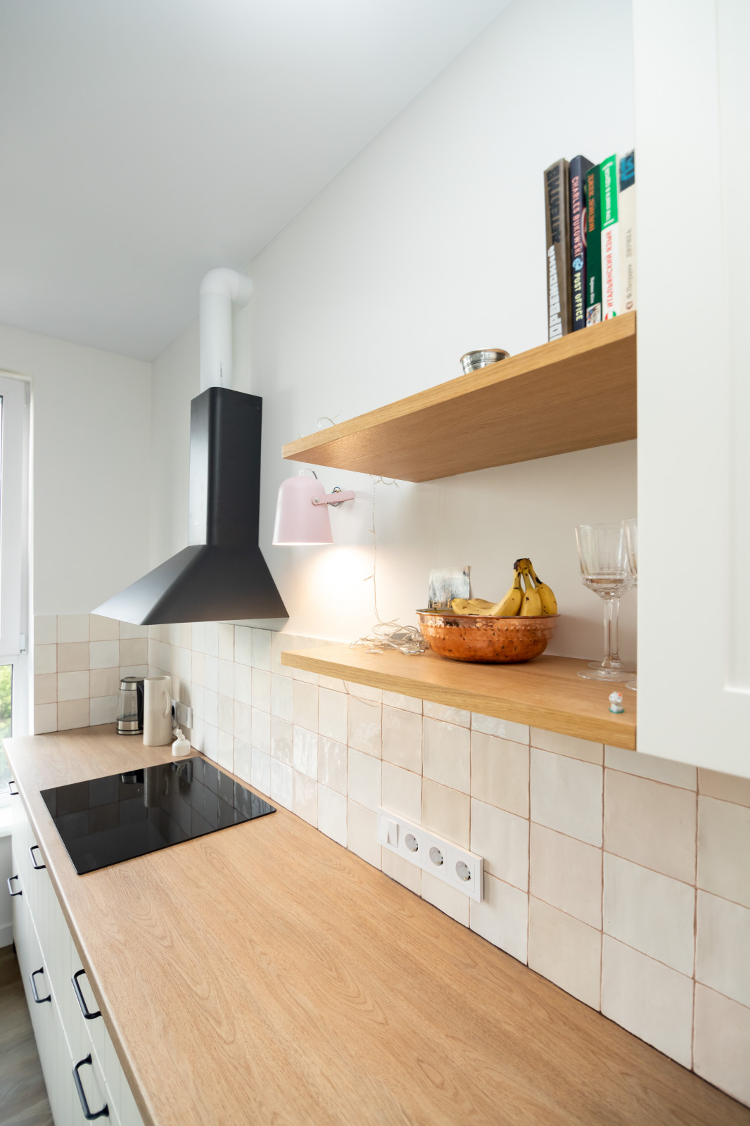 Светлая кухня в стиле скандинавский минимализм с деревянными элементами