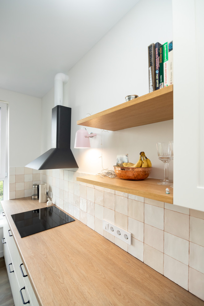 Светлая кухня в стиле скандинавский минимализм с деревянными элементами