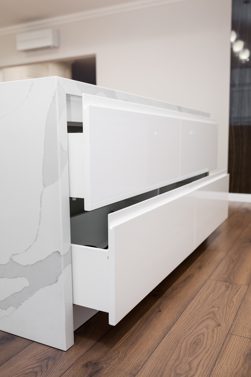 Светлая кухня в современном стиле