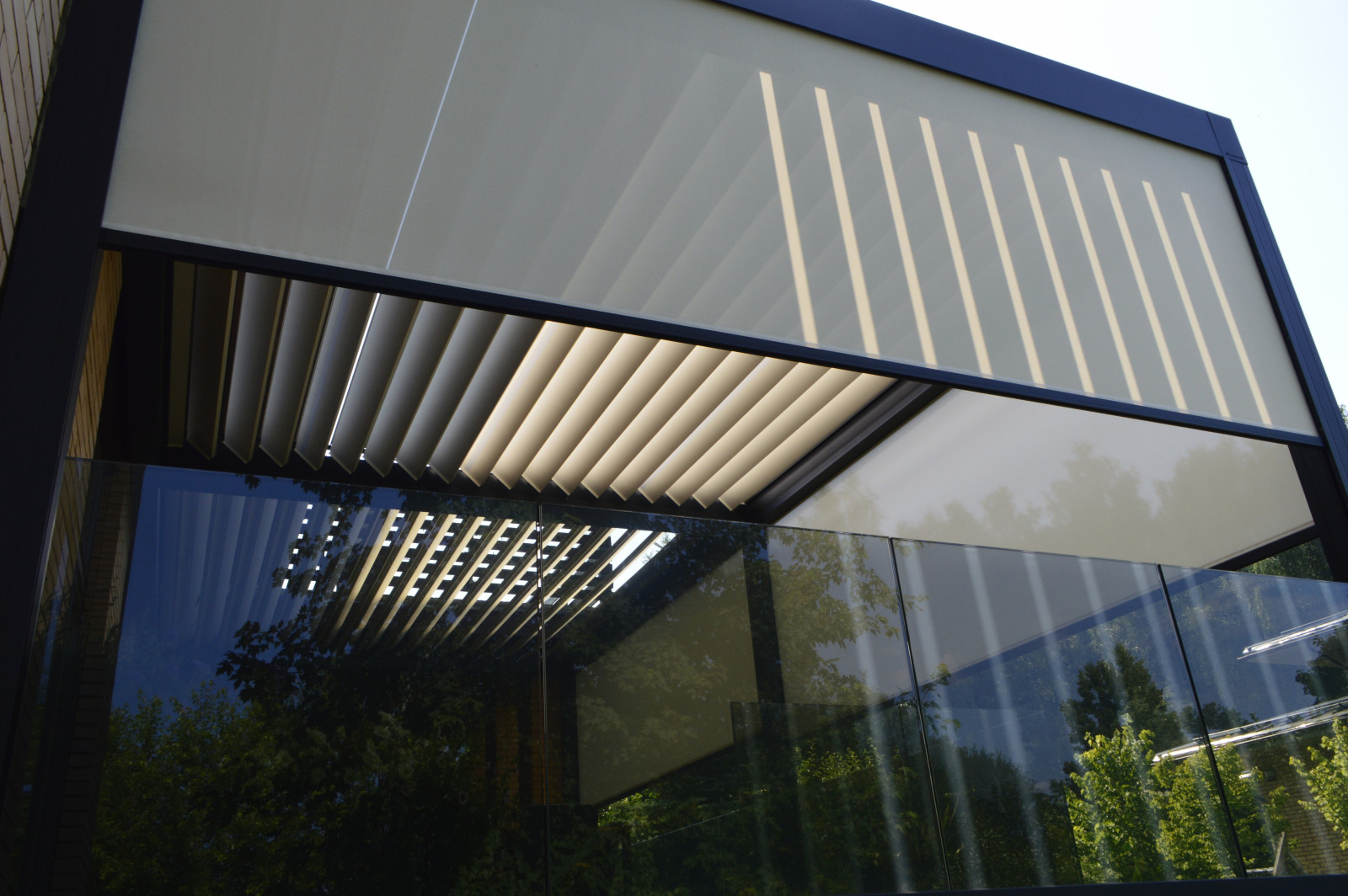 Сдвоенная биоклиматическая пергольная конструкция Renson Camargue