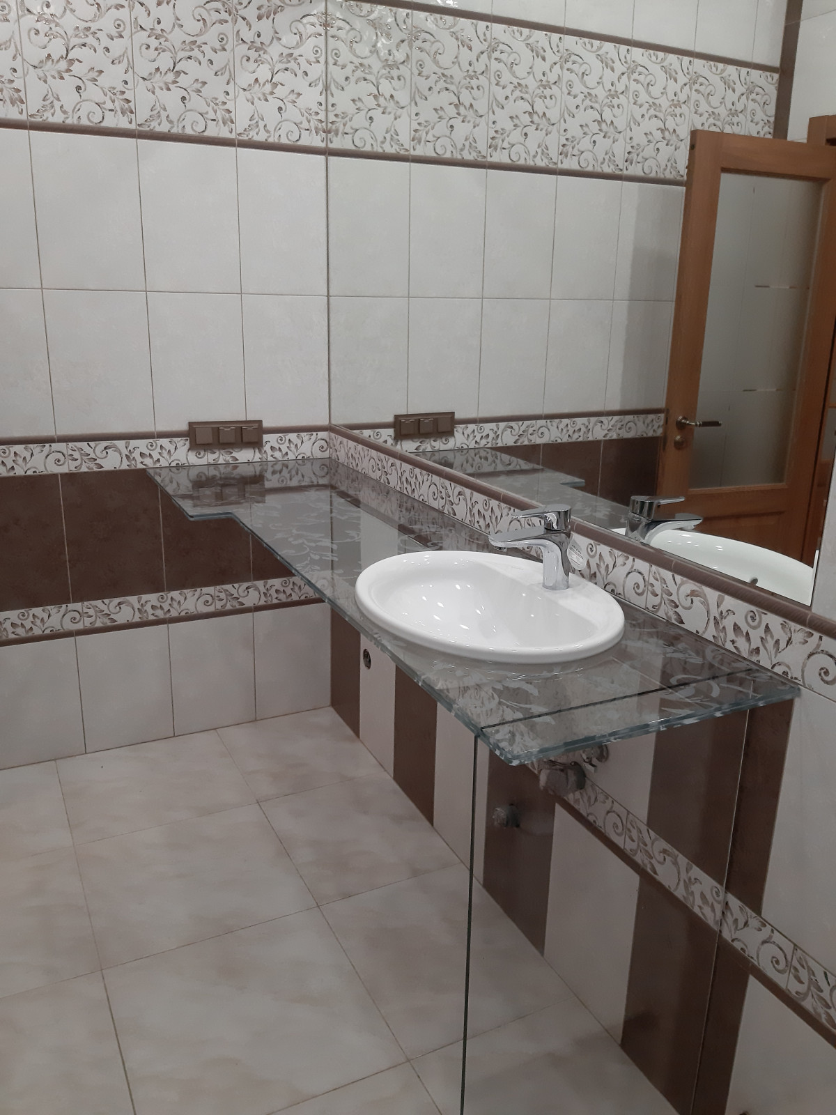 Столешница из осветленного стекла с пескоструйной обработкой для ванной комнаты