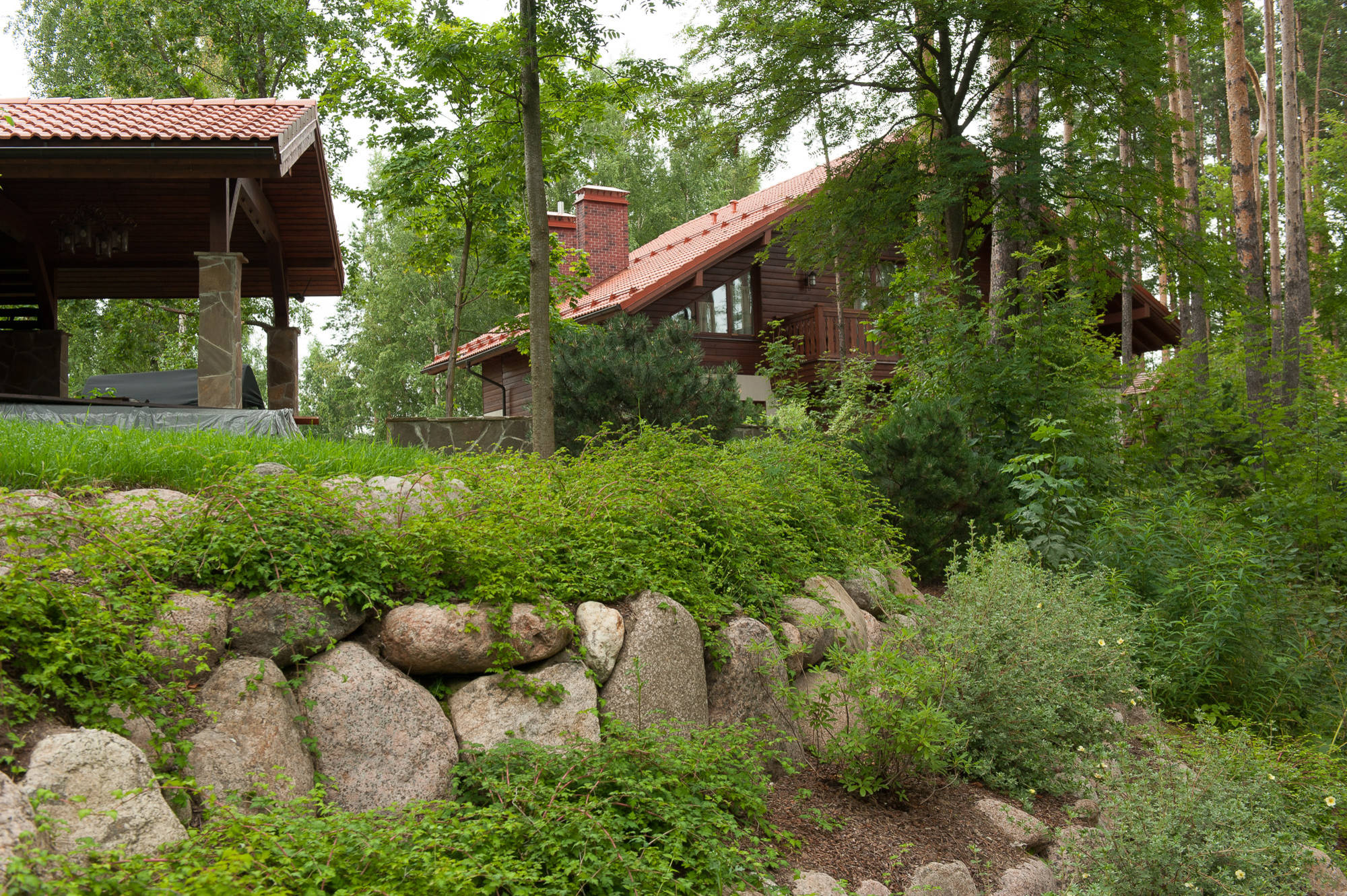 Houzz тур: Пронизанный солнцем дом с двухпролетной лестницей и камином