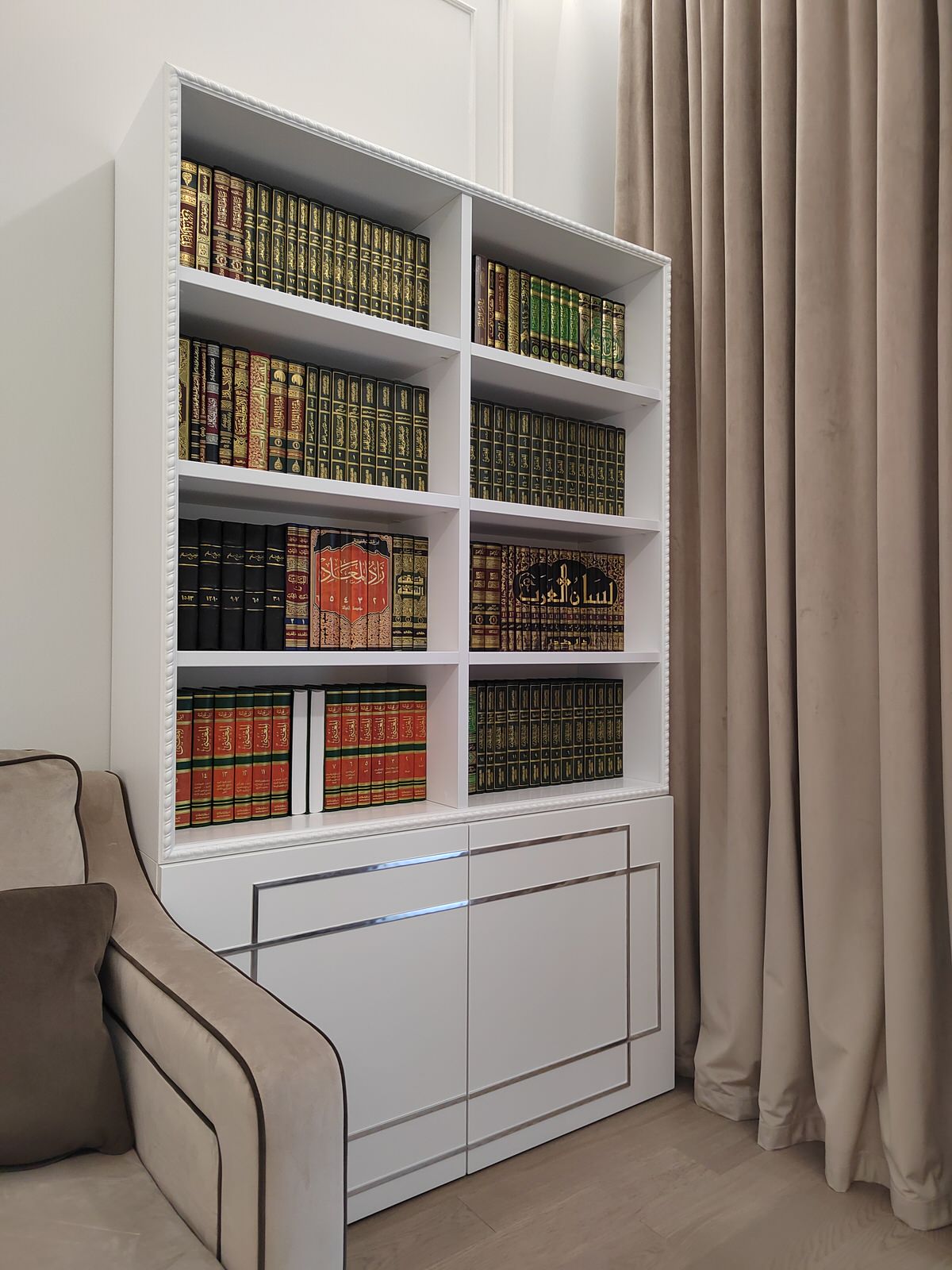 Книжный шкаф.