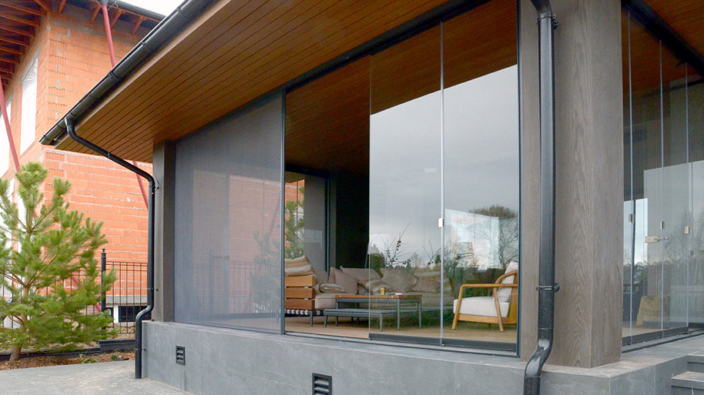 Безрамное остекление с выдвижной москитной сеткой-плиссе