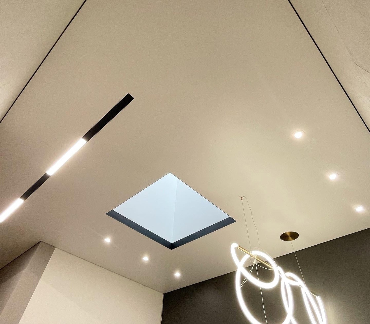 Обложка проекта: Теневые потолки и линейное освещение в ЖК Европейский берег