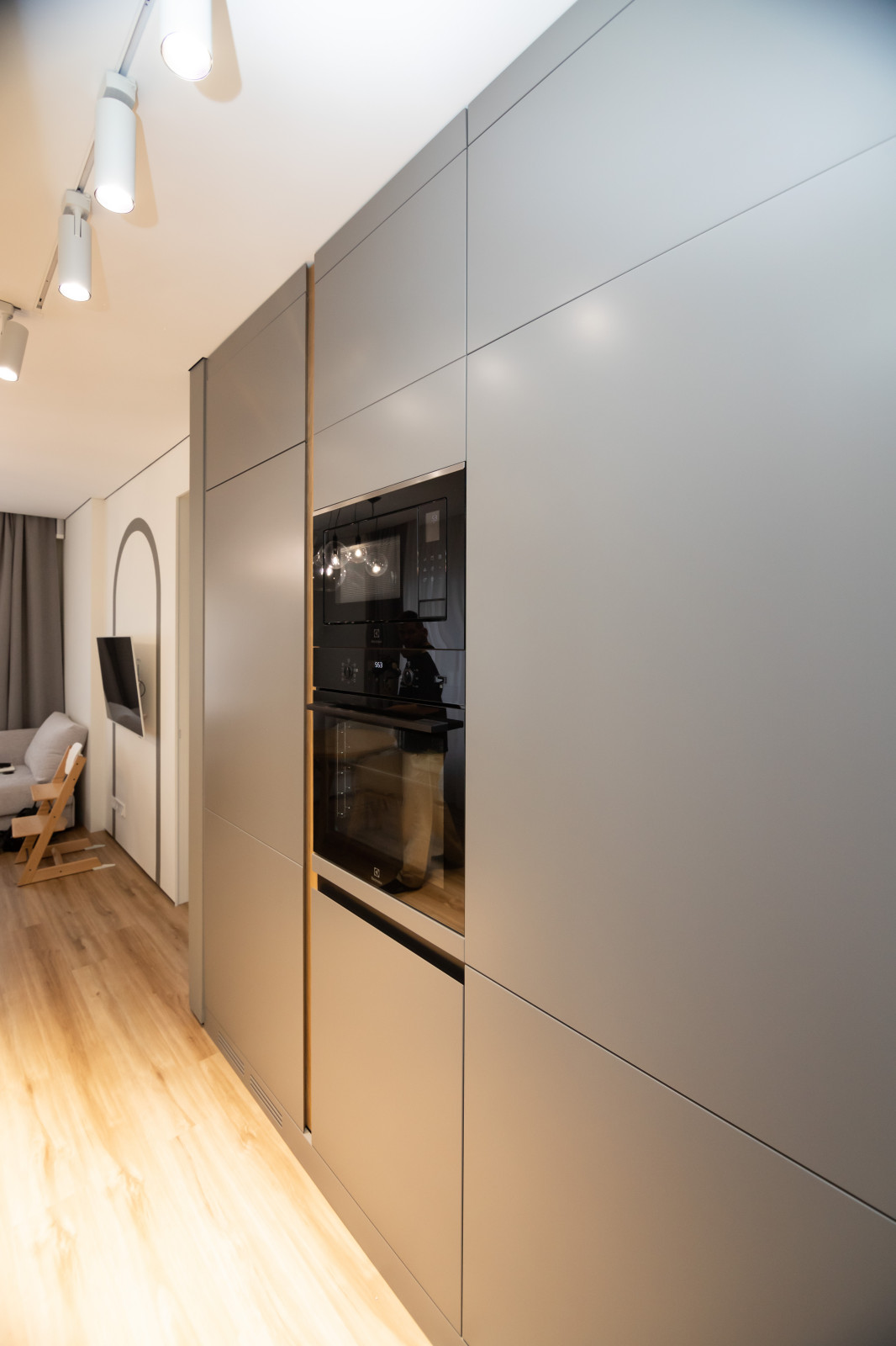 Компактная кухня-прихожая в современном стиле