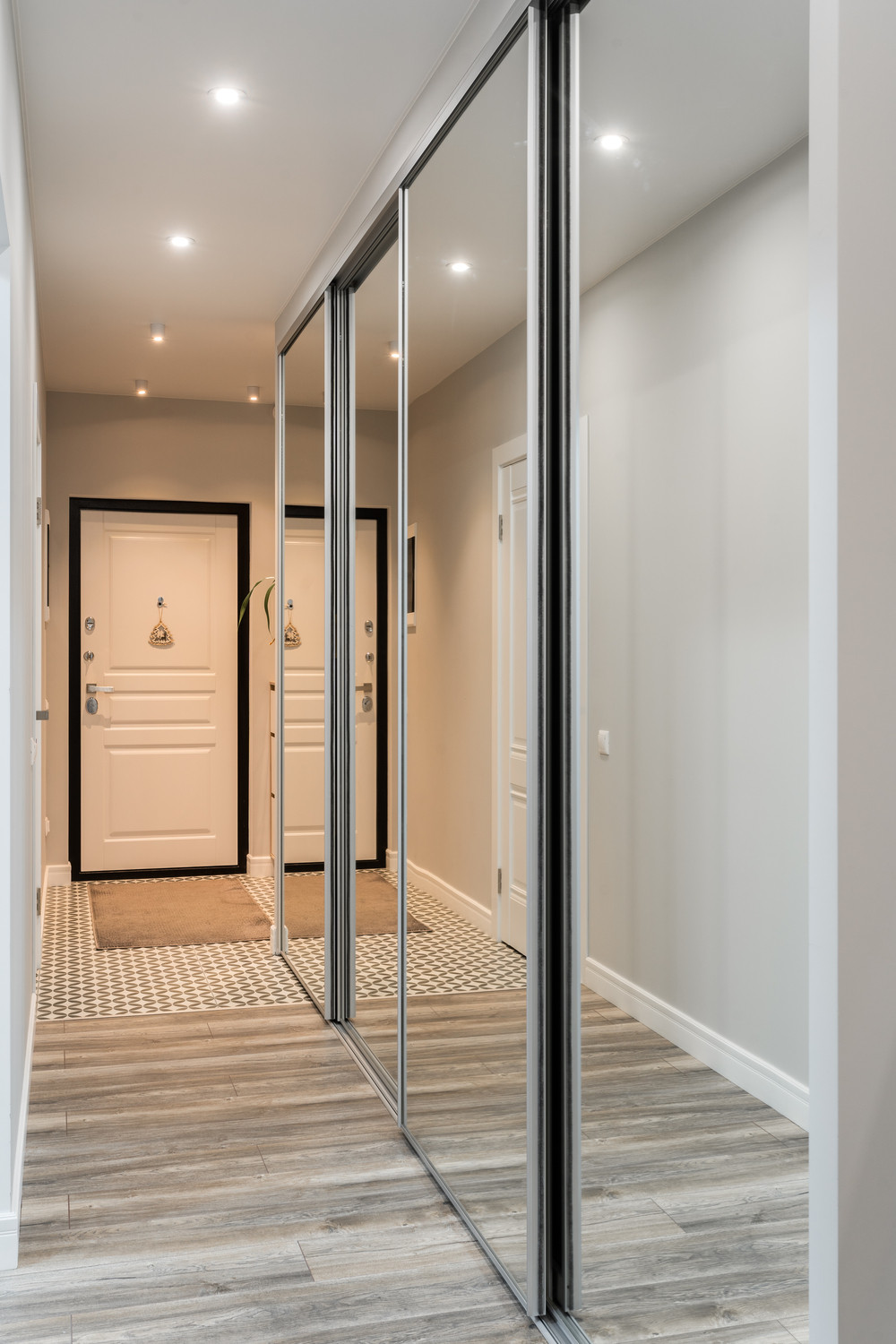 Классическая белая кухня с акцентным фартуком