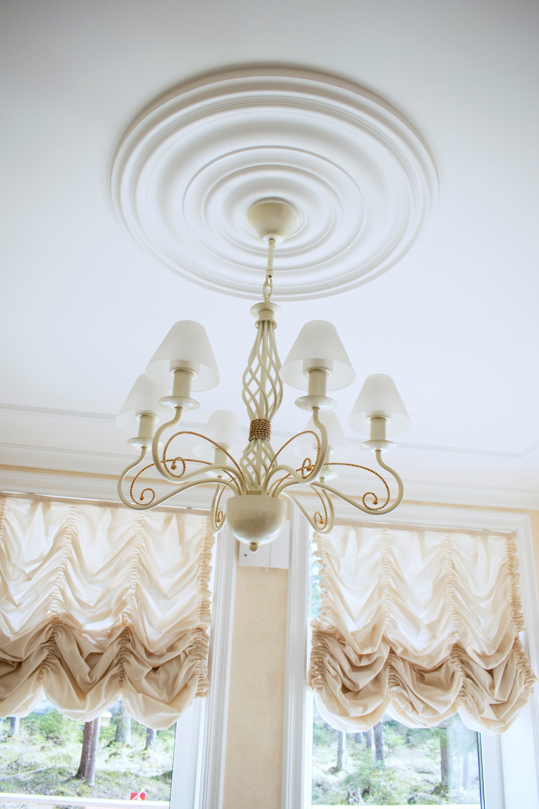 Французские шторы в интерьере кухни.