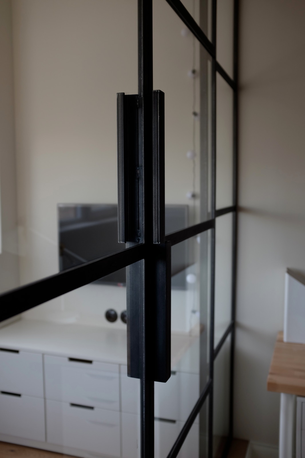 Перегородки из чёрного металла и стекла