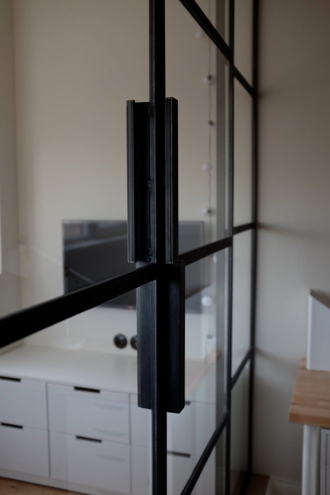 Перегородки из чёрного металла и стекла