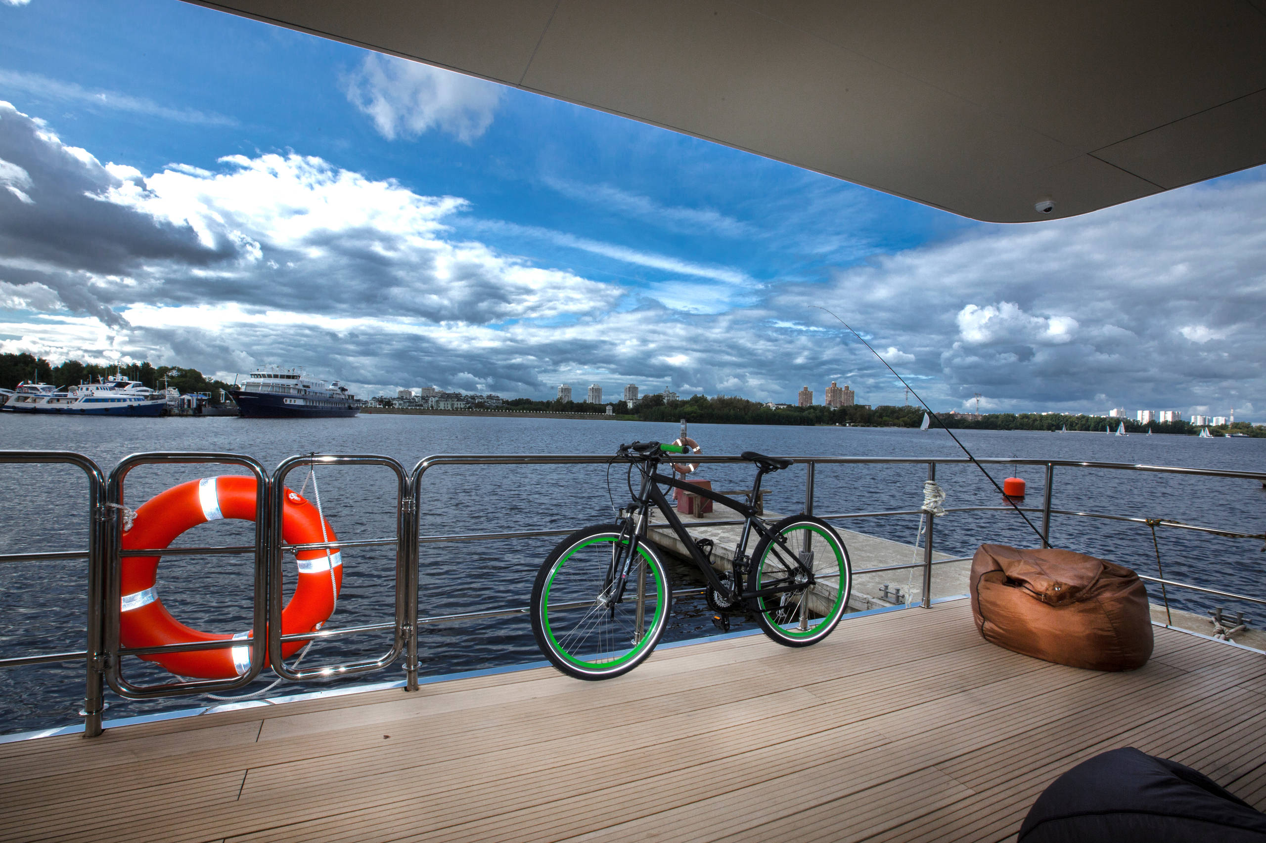 В гостях: Дом, в котором можно плавать по Москве и рыбачить