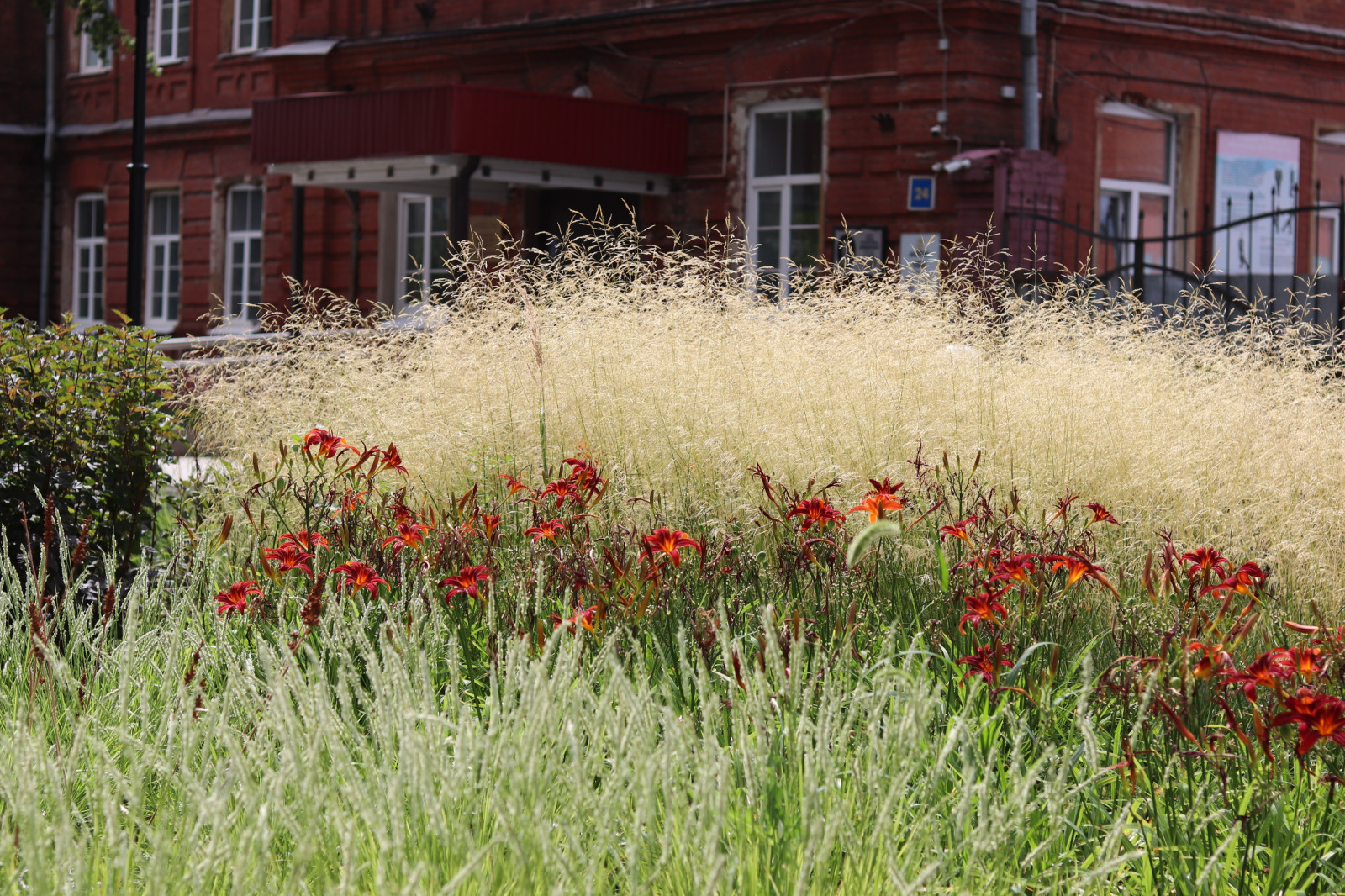 Цветник у памятника А.П.Платонову