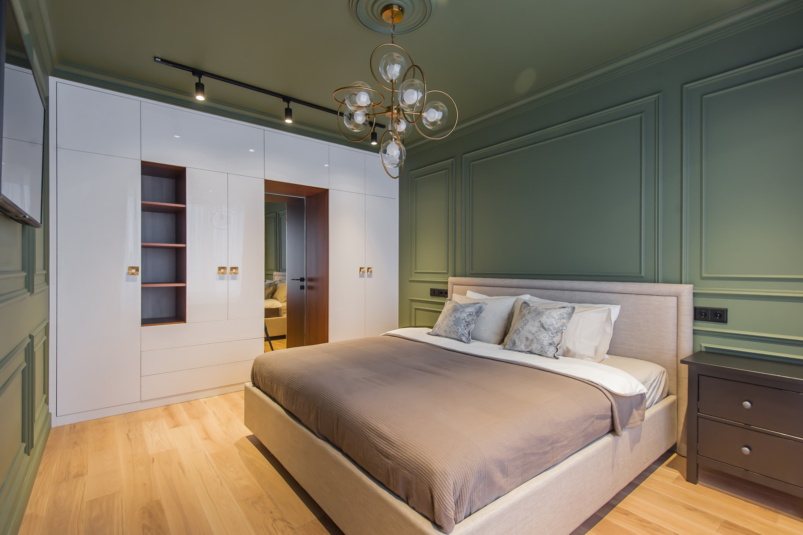 Квартира в современном стиле с зелёной спальней