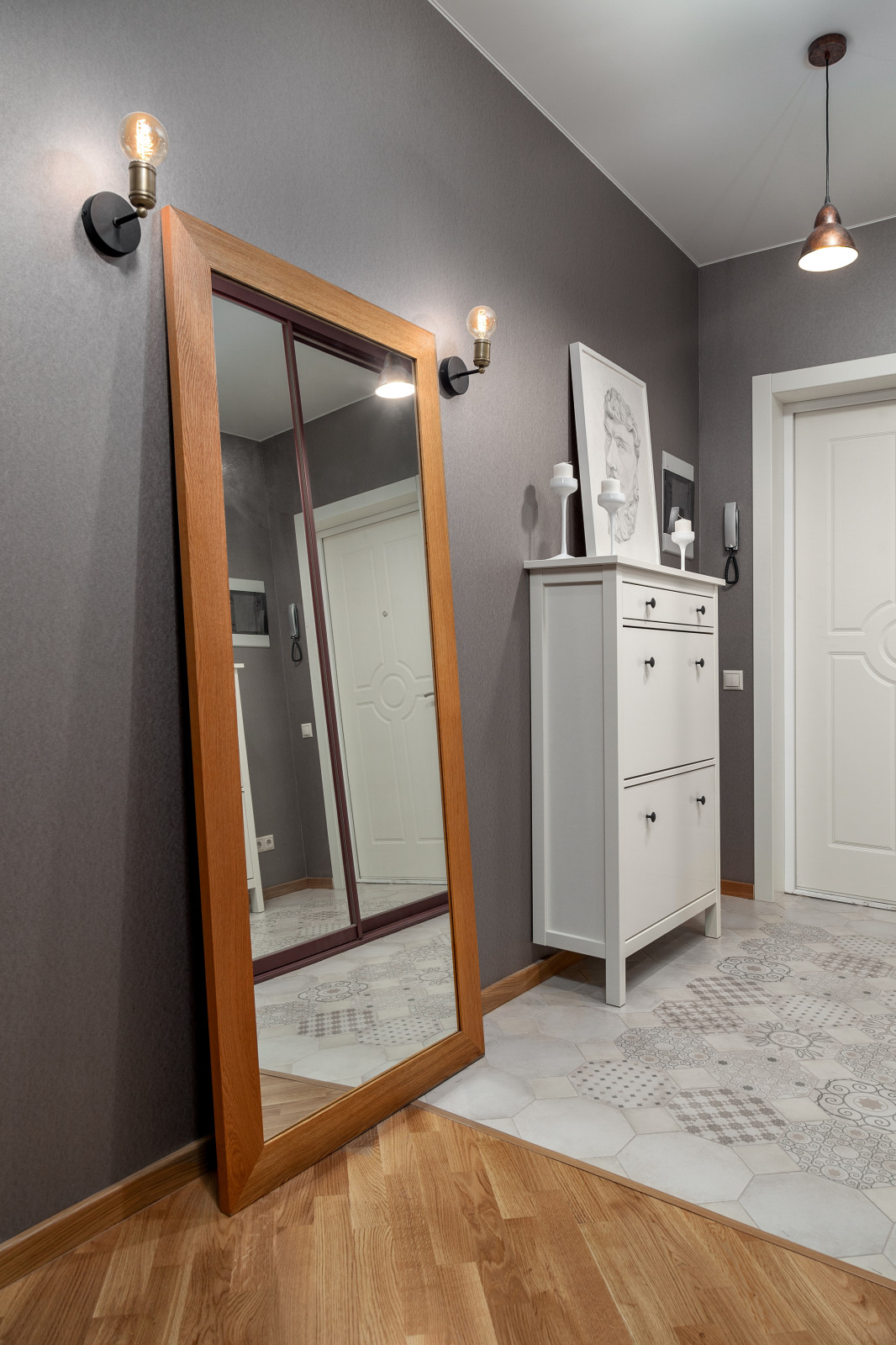 Купание красного коня. Прихожая.